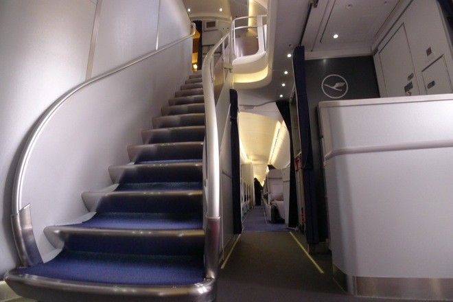 Cầu thang thẳng dẫn lên tầng 2 của máy bay, nơi có khoang dành cho vé doanh nhân và vé VIP